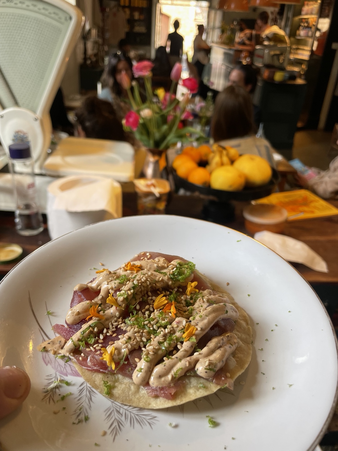 Tuna tostada with sesame and flowers